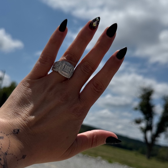 Beautiful ring - Picture 3 of 10